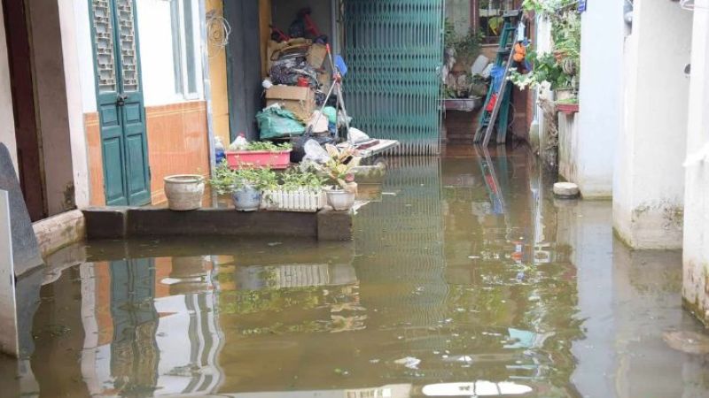 Mơ thấy nước tràn vào nhà